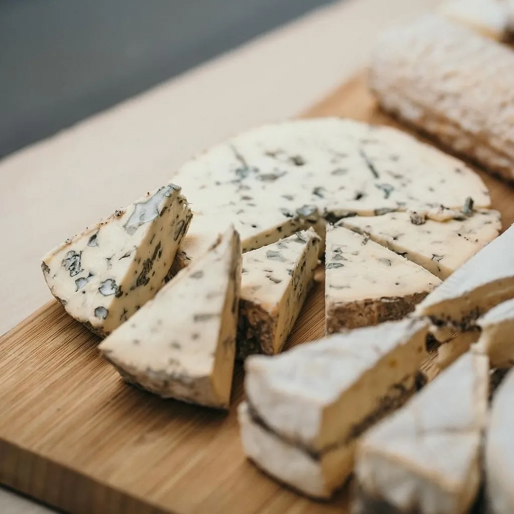 queso en una tabla de cocina